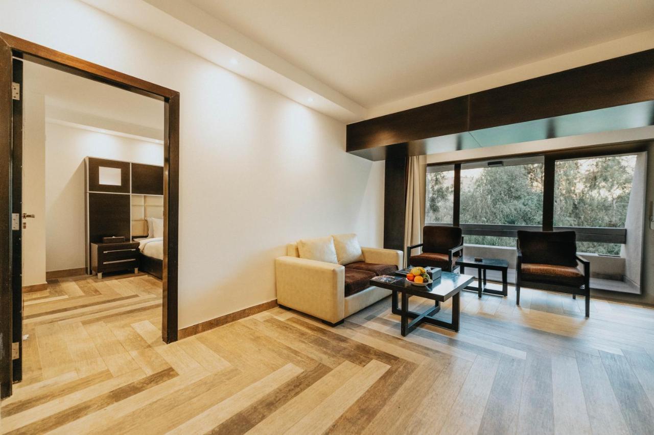 Ashur Hotel Dukhan Exterior photo